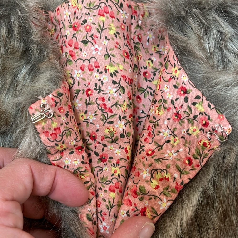 Tahari Little Girl’s sz 6 Faux Fur Floral Print Lined Vest - Picture 3 of 4